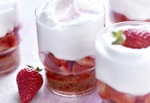 Verrines de fraises et chantilly au chocolat blanc