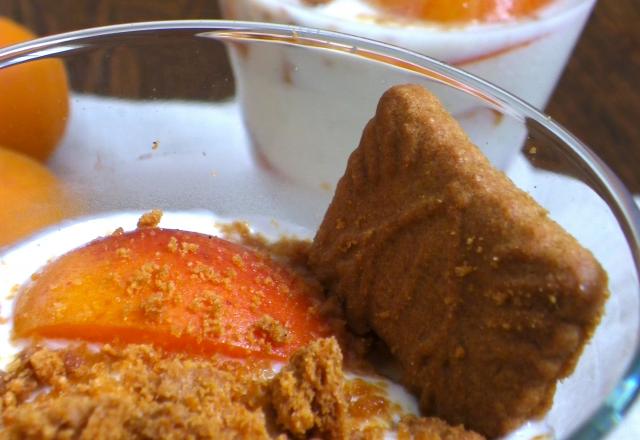 Trifle aux abricots, spéculoos et basilic