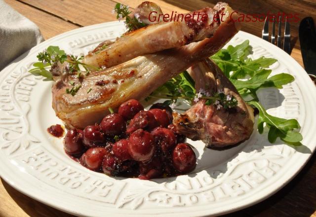 Côtes d'agneau grillées au thym, condiment de cerises