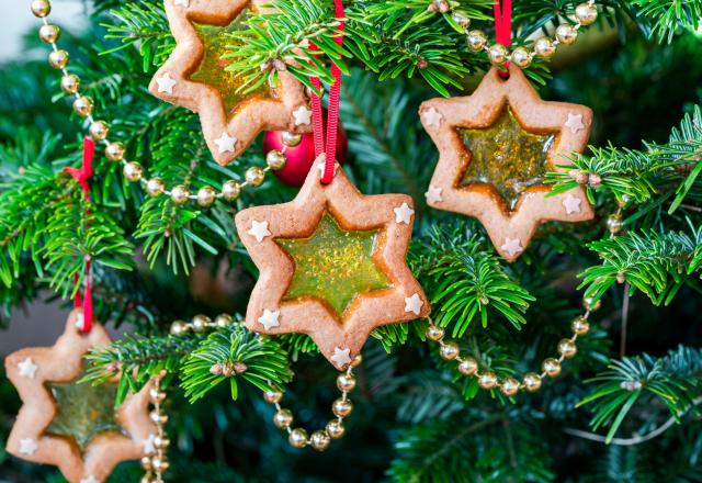 Encore plus beaux et tout aussi faciles à faire que les biscuits de Noël classiques, ces sablés vitraux blufferont vos invités !