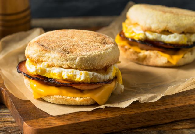 Pour le week-end, découvrez notre recette pour faire son propre Egg Muffin à la maison