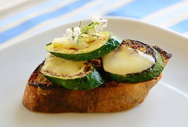 Tartine moutardée à la plancha, courgettes grillées et ossau iraty