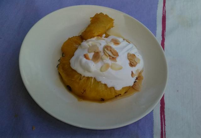 Tranches d'ananas caramélisées et chantilly à la vanille