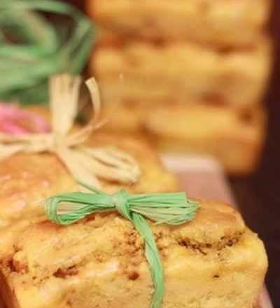 Petits cakes tahinés aux tomates séchéeset aux abricots secs, tourbillon de pesto rossoet grosses miettes de féta fondante