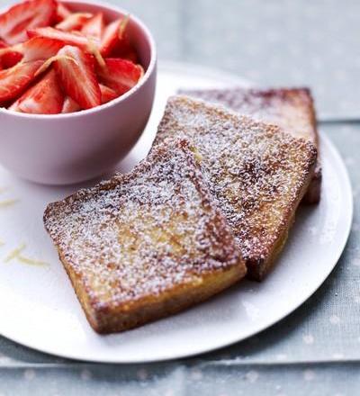 Le pain perdu et sa salade de fraises de France