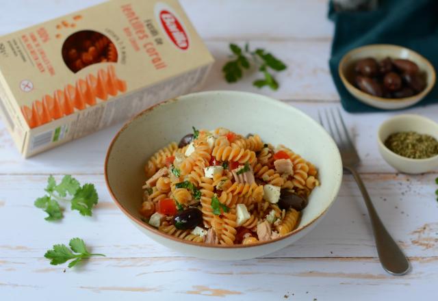 Fusilli de lentilles corail au thon, olives de Kalamata, feta et aux tomates fraîches