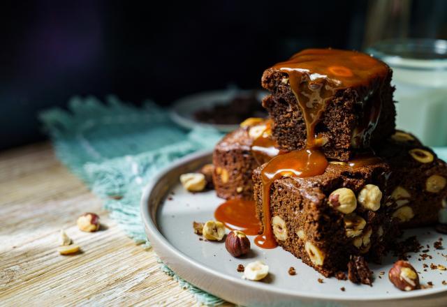 Brownie aux noisettes, sauce caramel et beurre salé