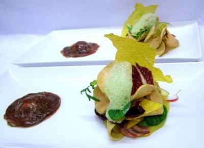 Raviole de magret au confit siphonné et crudité de foie gras, air de roquette et feuille craquante à la muscade