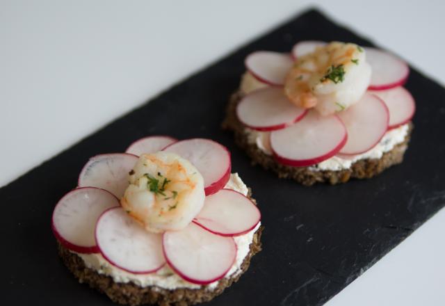 Tartine de pain noir, saint-morêt, radis et crevettes roses