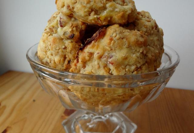 Cookies oignons, cantal, lard et sésame