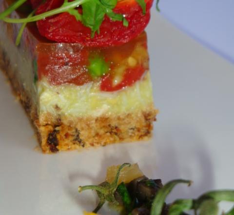 Finger croustillant aux tomates anciennes confites, avocat et tourteau, gelée de tomate au piment d'Espelette, et condiment citron confit olive basilic