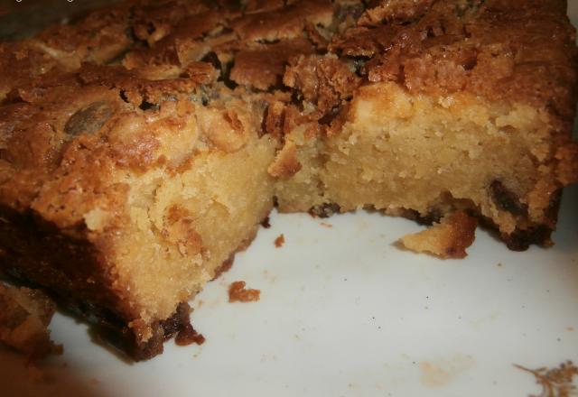 Brownie au chocolat blanc pépites de chocolat au lait et mélange de noix