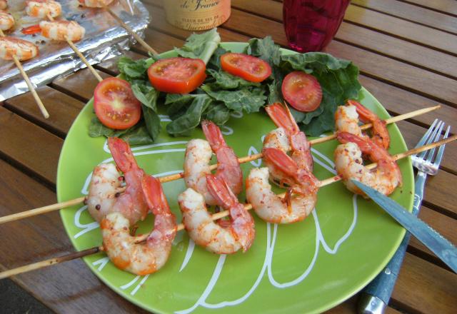 Brochettes de gambas aux baies roses et citron vert