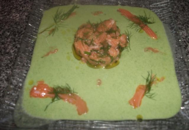 Vélouté de mâche et tartare de saumon à l'aneth et wasabi