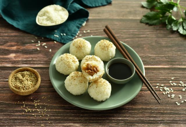 Boulettes de riz japonaises au poulet et sésame