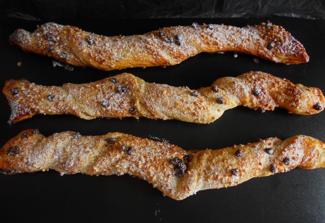 Sacristains amandes, éclats de praline et pépites de chocolat