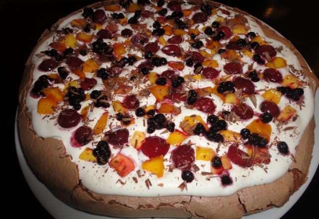 Pavlova au chocolat et aux fruits