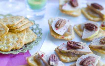 Canapés de crackers au foie gras et aux noix de pécan