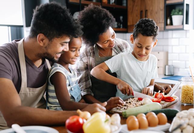 Occupez les enfants en cuisinant avec eux ces 25 recettes faciles