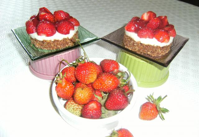 Tarte sablée aux fraises et aux chocolats noir et blanc