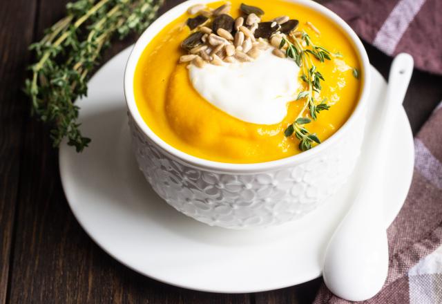 Cyril Lignac partage sa recette du cappuccino de butternut et lard croustillant, une entrée idéale pour les fêtes !