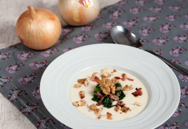 Velouté d'oignons doux des Cévennes, épinards, lard grillé et noix