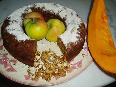 Gâteau au potimarron, noix et pommes