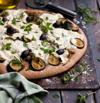 Pizza verde aux courgettes, pistou et fromage végétal