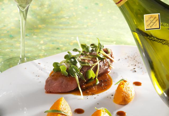 Selle d'agneau vapeur à l'estragon,carottes au cumin et jus déglacé à l'eau de carotte avec un champagne de vigneron extra-brut