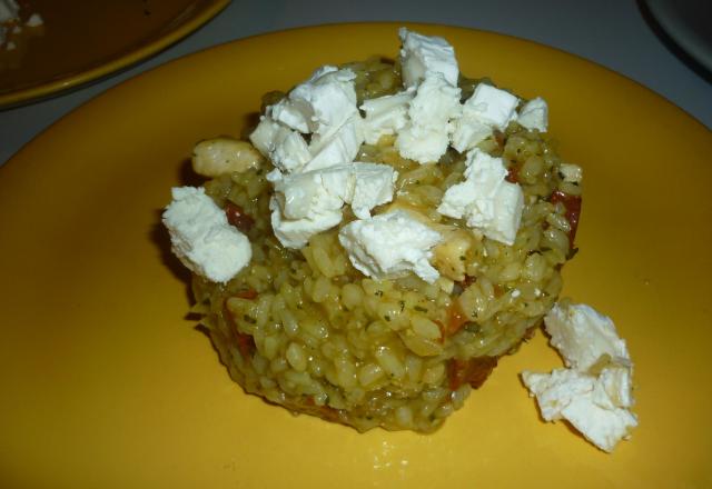 Risotto de poulet au chorizo parsemé de formage de chèvre