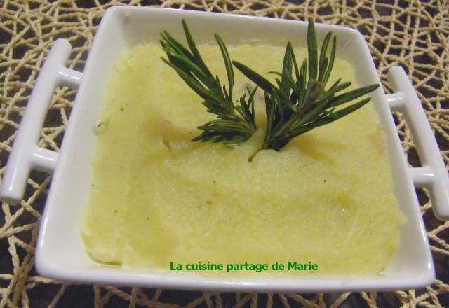 Purée de pommes de terre, poires william et romarin