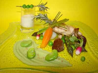 Farandole de petits légumes du printemps, purée de fèves, veau moutardé à l'ancienne et émulsion de romarin