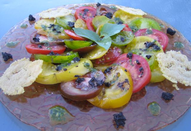 Carpaccio de tomates anciennes au pesto, tapenade et tuiles au parmesan