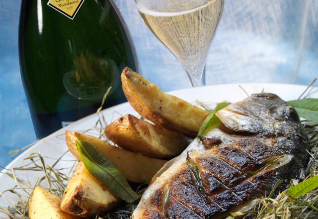 Dorade au barbecue à la feuille de verveine et aux pommes braisées au charbon de bois avec un champagne de vigneron blanc de blancs