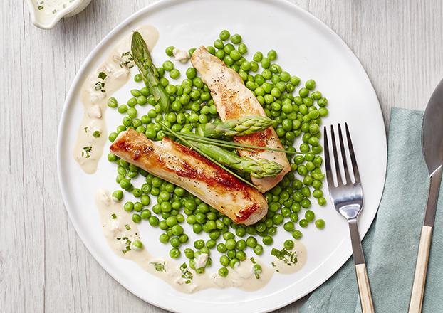 Filets de lapin sautés aux herbes, asperges et petits pois