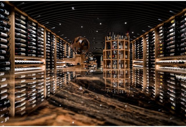 Voici l'impressionnante cave de l’Ambivium, un authentique "musée du vin" avec 1 étoile Michelin