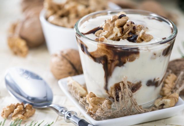 Verrine yaourt mascarpone aux noix et sauce chocolat