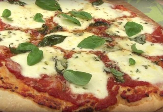 Pizza margherita aux herbes