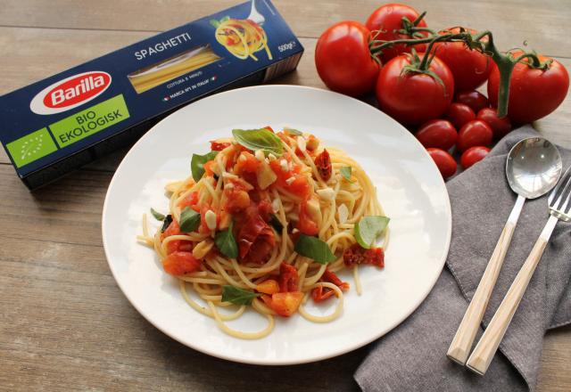 Spaghetti bio aux tomates fraîches et amandes