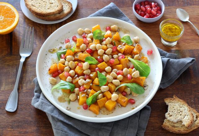 Salade tiède à la courge Butternut, pois chiches, grenade et vinaigrette à l'orange