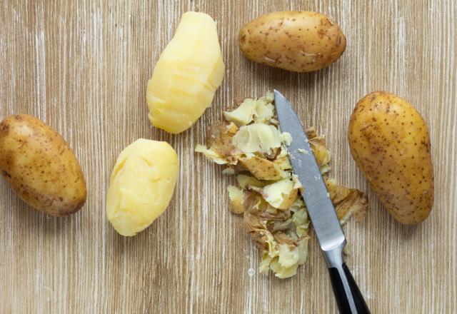 Grâce à cette astuce, retirer la peau des pommes de terre n’a jamais été aussi facile !