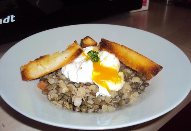 Salade tiède de lentilles et saumon fumé, œuf poché et vinaigrette citronnée