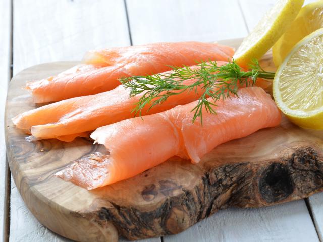 De Norvège, d’Irlande, bio ou sauvage du Pacifique : comment choisir le saumon fumé ?
