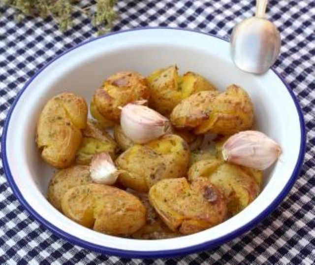 Pommes de terre primeur tapées à l'ail et à l'origan. Silvia Santucci