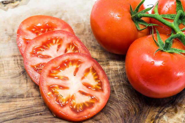 Dites adieu aux tomates insipides : voici comment en augmenter facilement la saveur !