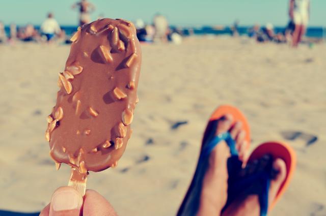 Consommation de glace sur la plage. Adobestock