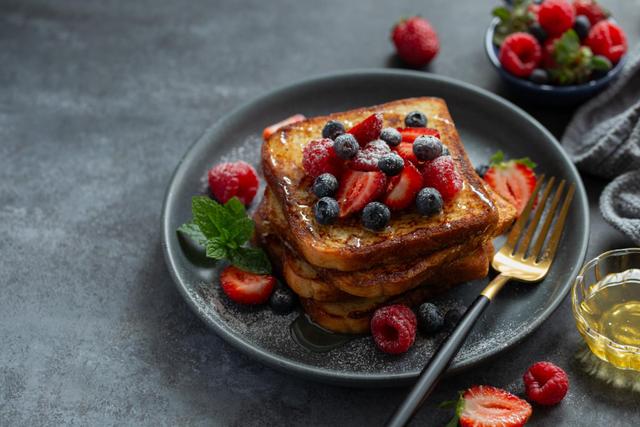 “La petite astuce c’est…” : Cyril Lignac dévoile sa recette de brioche perdue à la framboise à refaire sans attendre