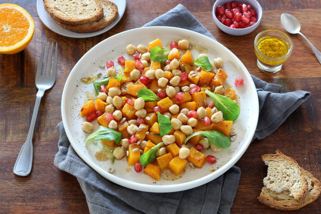 On mange quoi le mercredi 08 octobre ? Une délicieuse salade tiède à la courge butternut, pois chiches, grenade et vinaigrette à l'orange