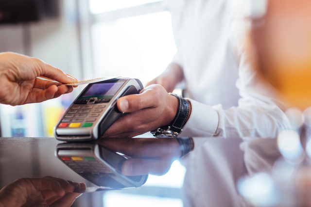 Fini l'addition à table : voici pourquoi les restaurants vous font payer de plus en plus au comptoir