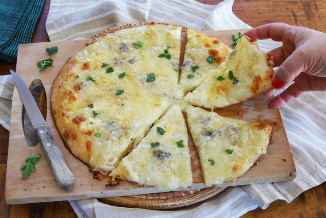 Que cuisiner ce mardi 30 septembre 2025 ? Craquez pour cette pizza aux 4 fromages facile et rapide